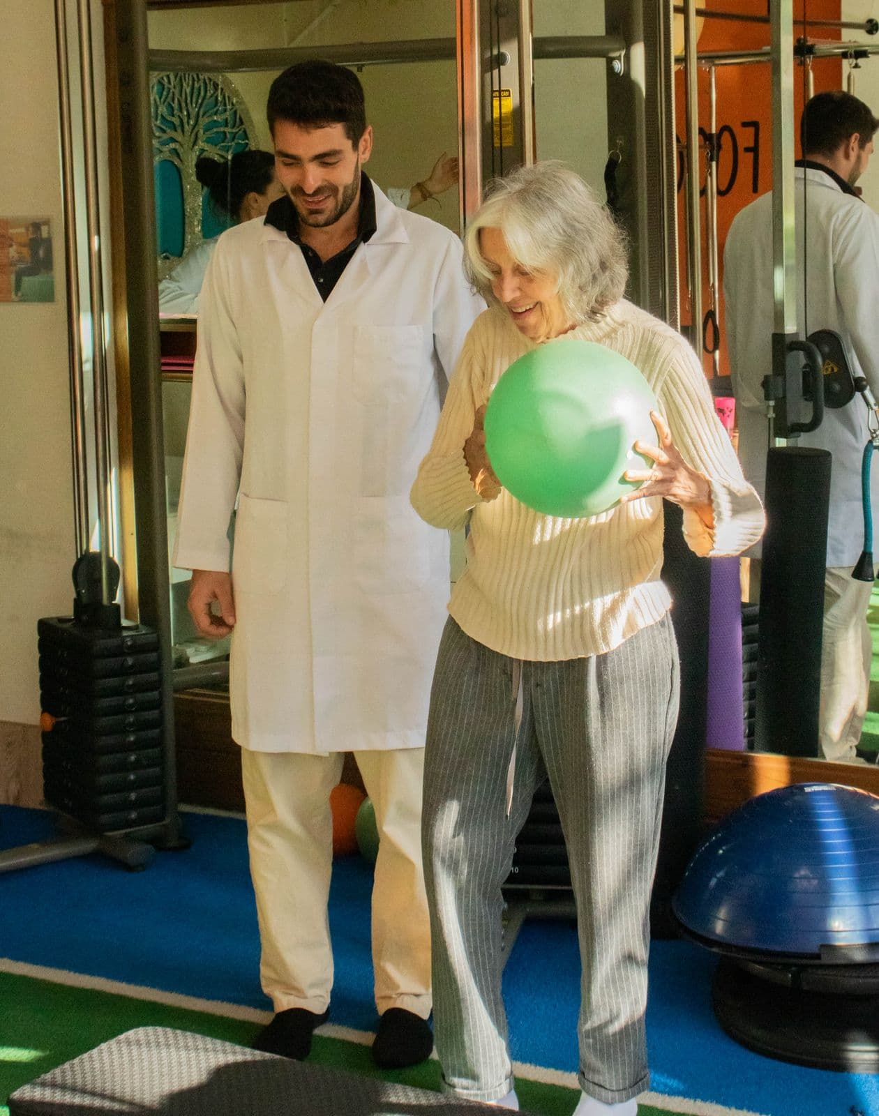 Kiel Ciasca, fisioterapeuta ortopédico e esportivo, atendendo paciente em sua clínica no Rio Tavares, Florianópolis