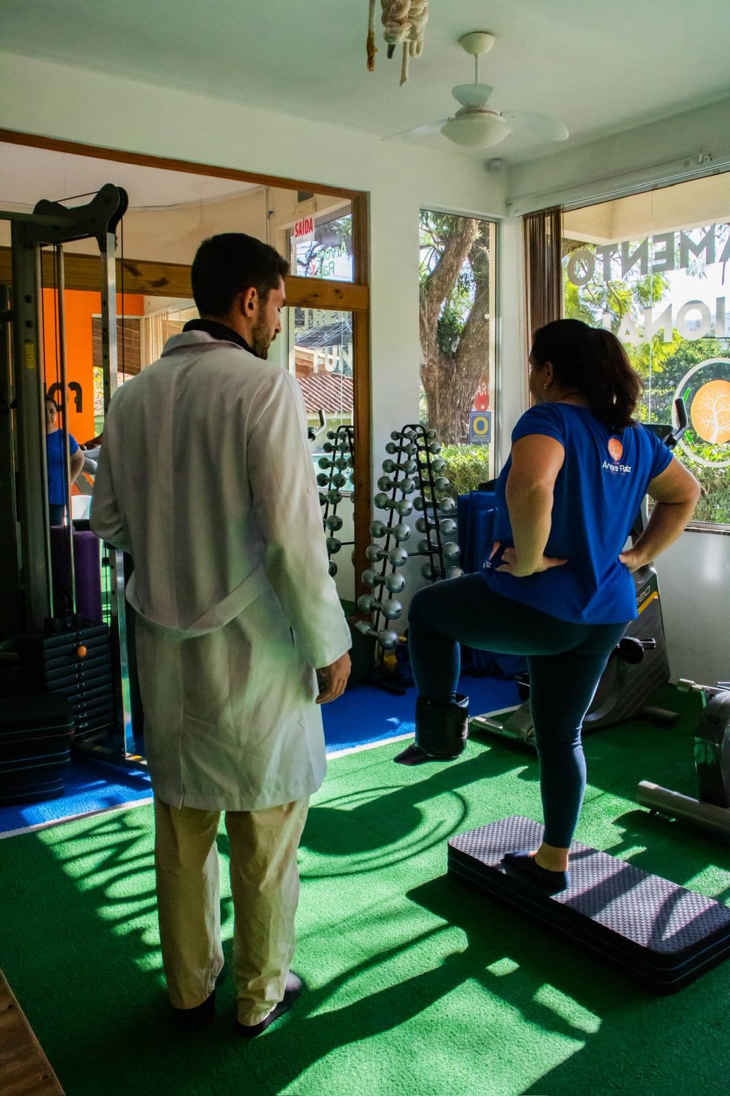 Sessão de terapia manual com Kiel Ciasca tratando dor na coluna de paciente na clínica Fisio Kiel Ciasca em Florianópolis