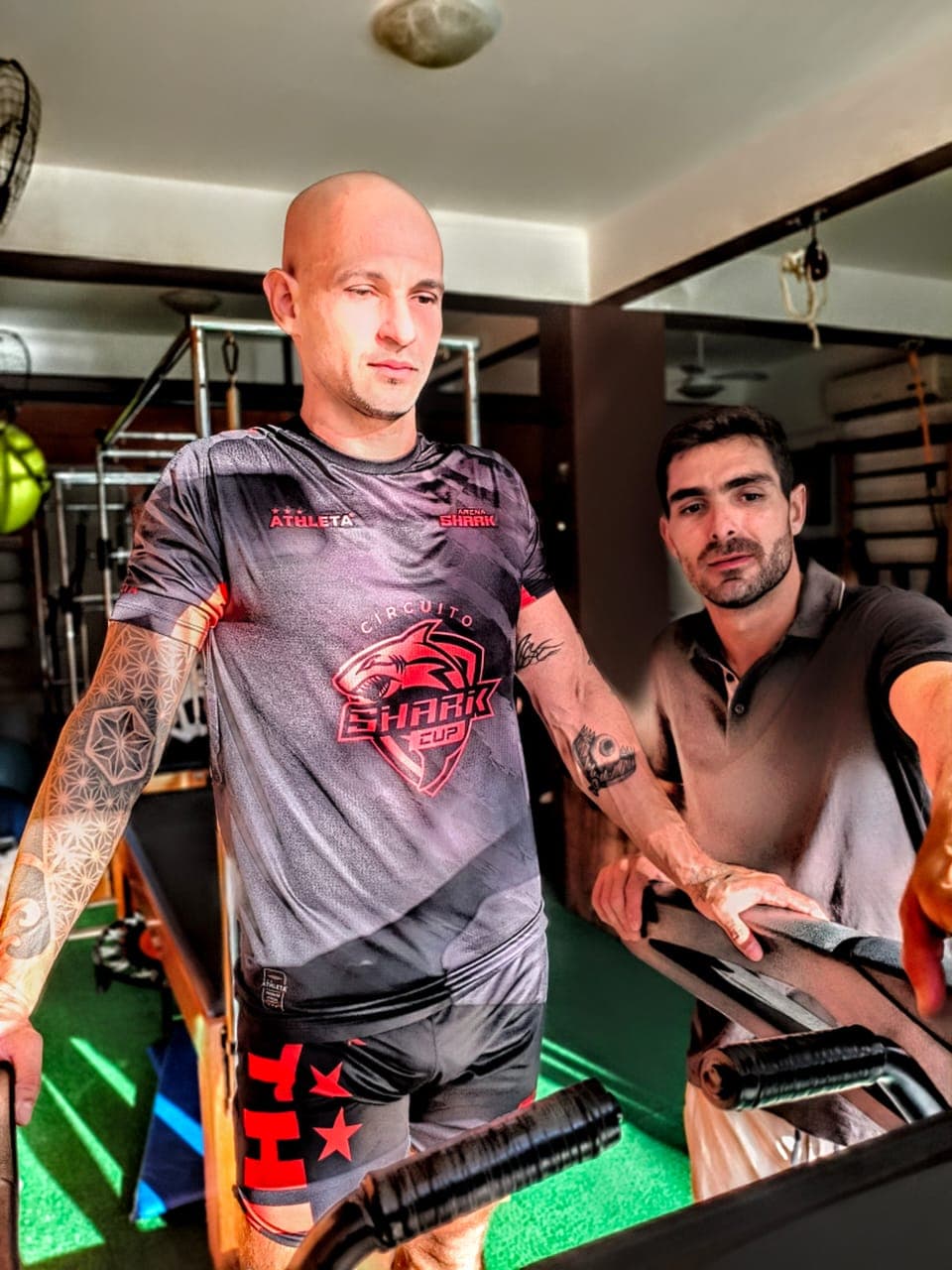 Fisioterapeuta Kiel Ciasca conduzindo avaliação postural em sessão de fisioterapia ortopédica na clínica em Rio Tavares, Florianópolis