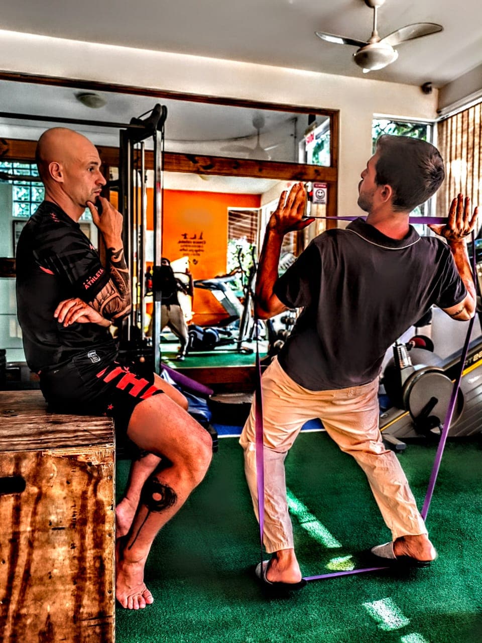 Reabilitação esportiva em andamento — Kiel Ciasca avaliando mobilidade de joelho de paciente pós-lesão em Florianópolis